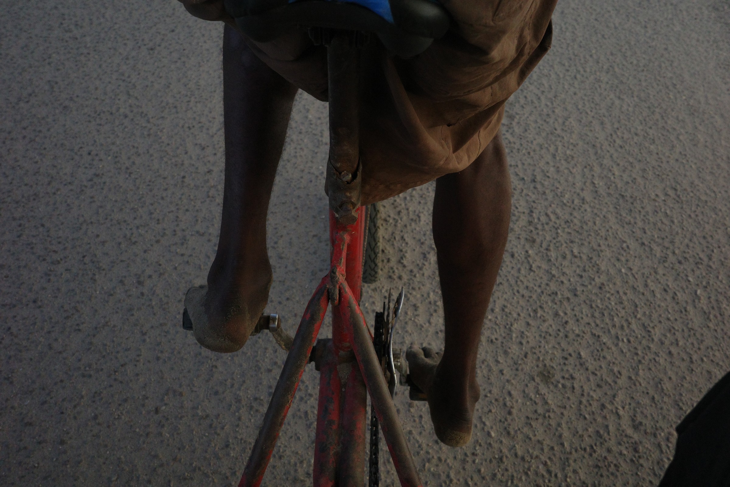 未舗装路を走る自転車の足元